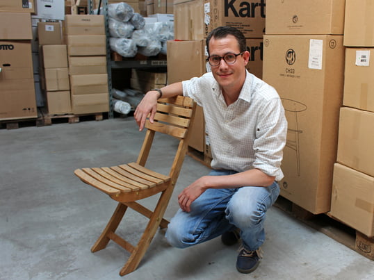 Holzingenieur gibt in den Hallen von Connox Pflege-Tipps zum Thema Teakholz. Das witterungsbeständige Tropenholz ist besonders für Gartenmöbel beliebt. Der Hersteller Skagerak fertigte den Vendia Stuhl aus Teakholz.