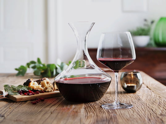 Perfekter Weingenuss mit der Perfection-Kollektion von Holmegaard: Genießen Sie einen vollmundigen Rotwein - dekantiert in der Weinkaraffe und serviert im bauchigen Rotweinglas.