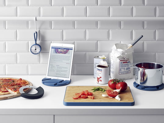 Mit den Eva Solo Küchenutensilien wie dem Timer mit Schlaufe, Schneidebrett, SmartMat and Cut 'N Slice Schneiderad in Moonlight blue kommt sowohl Design als auch Funktionalität in die Küche und auf den Tisch. Stilsicher und praktisch.