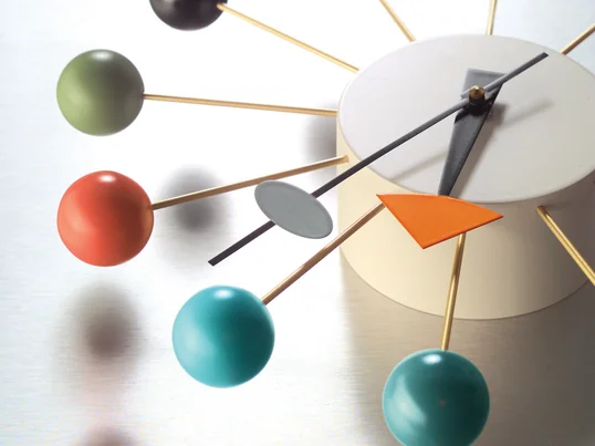 Die bunte Ball Clock, eine Uhr von Vitra, gehört eindeutig zu den ausgefalleneren Wanduhren. Entworfen von George Nelson besticht die Uhr durch hochwertige Materialverarbeitung und ein skulpturale Form.