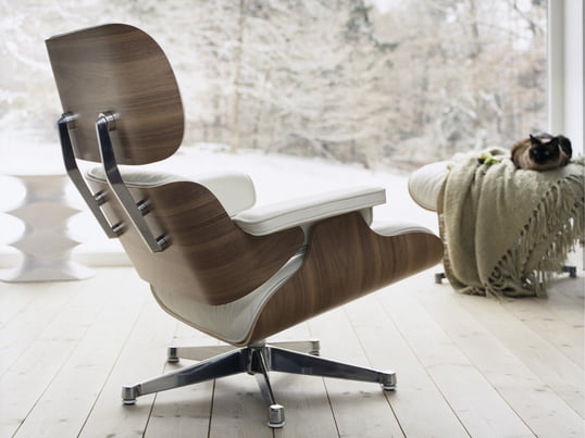 Ungewöhnlich und gerade deshalb besonders: Den Lounge Chair von Vitra, entworfen von Charles und Ray Eames, gibt es auch in Weiß umgeben von einer Sitzschale aus Nussbaum-Holz - ein edler Clubsessel, der Ihrem winterlichen Wohnzimmer Helligkeit und Gemütlichkeit verleiht.