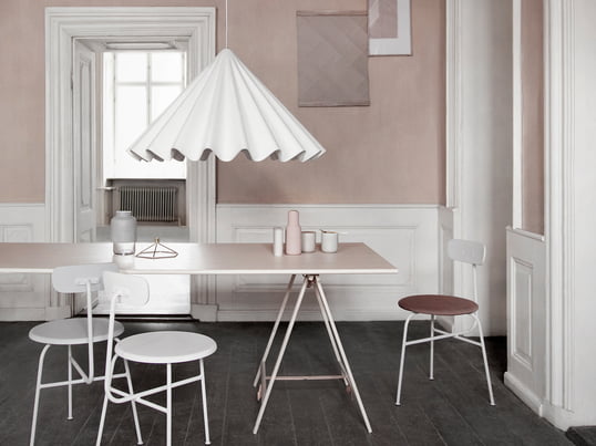 Für die Dancing Pendelleuchte ist das Kopenhagener Büro Iskos-Berlin verantwortlich. Die Designer Boris Berlin und Aleksej Iskos haben die Leuchte dem Kleid einer Tänzerin nachempfunden.