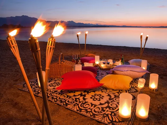 Mit den Outdoor-Kissen von dem deutschen Design-Hersteller Weishäupl für den Outdoor-Bereich lässt sich eine gemütliche Atmosphäre schaffen - egal ob am Strand oder im Garten.