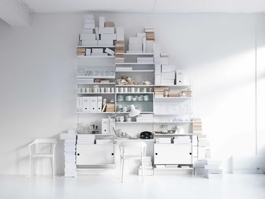 Minimalismus und Ordnung schaffen, das sind die neuen Interior-Trends. Mit dem Regal-System von String in weiß gelingt das schnell und sieht auch noch gut aus.