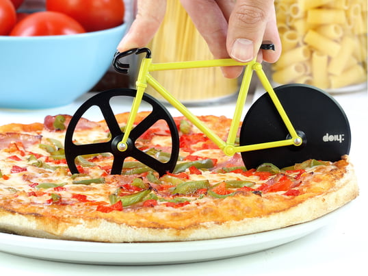 Der Schneider von Doiy ist ein kleines Fahrrad, welches über die Pizza gelängt wird und mit seinen zwei Klingen souverän die Pizza in Stücke unterteilt.