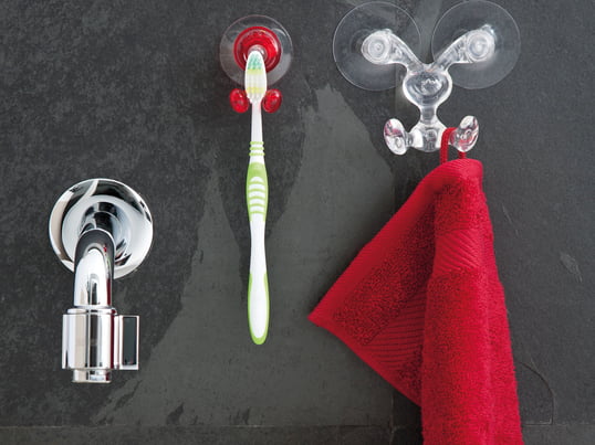 Der Halter für die Zahnbürste von Koziol wird mit einem Saugnapf an den Fliesen des Badezimmers befestigt und eignet sich besonders für kleinere Räume.