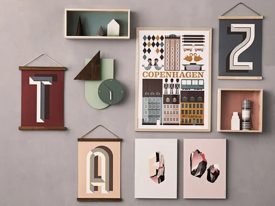 Die Wooden Frames von ferm Living geben kleinen Portraits, großen Fotos, Kalendern oder Postern einen Rahmen. Die Wooden Frames zusammen mit der Wall Wonder Uhr schmücken jede Wand.Die Wooden Frames von ferm Living geben kleinen Portraits, großen Fotos, Kalendern oder Postern einen Rahmen. Die Wooden Frames zusammen mit der Wall Wonder Uhr schmücken jede Wand im Wohnzimmer, Schlafzimmer oder im Flur.