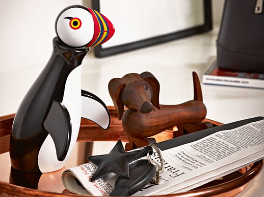 Der Papageientaucher und der Holz-Hund von der Tierserie vom dänischen Funktionalisten Kay Bojesen sind dekorative Designobjekte aus hochwertigem geöltem oder bemaltem Holz.