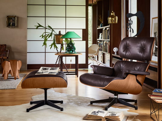 Vitra - Lounge Chair & Ottoman, poliert / Seiten schwarz, amerik. Kirschbaum / chocolate (klassisch)