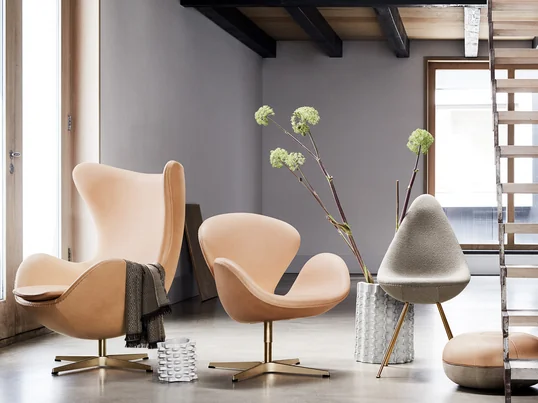 Zum 60. Jubiläum gibt es den Ei Sessel, den Schwan Sessel, den Drop Stuhl und den Pouf Cecilie Manz von Fritz Hansen in besonderer Ausführung als Limited Edition.