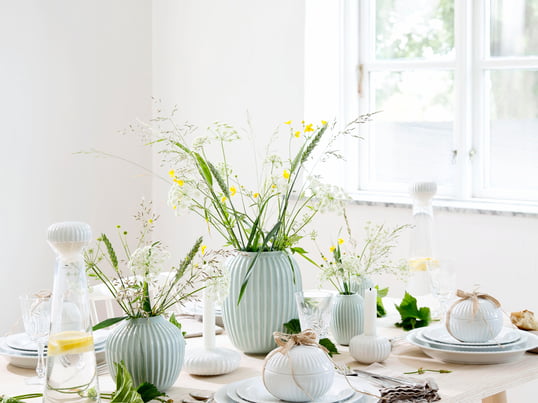 Die Hammershøi Vase von Kähler Design ist in verschiedenen Größen erhältlich. In einem dezenten Mint fügen sich die Vasen als frühlingshafte Deko auf den Tisch.