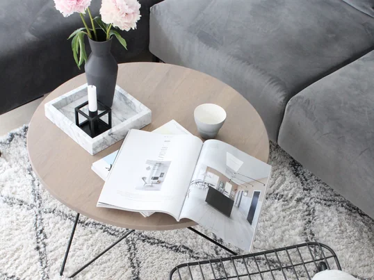 In Kombination mit einem weichen Kissen wird der WM String Lounge Chair von Menu zu einem wahren Lesesessel, auf dem man auch gerne länger verweilt und durch Zeitschriften stöbert.