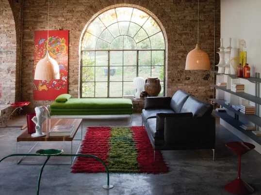 Die modernen Sitzgelegenheiten des italienischen Hersteller Zanotta fügen sich hervorragend zu dem gemütlichen Charme des rustikalen Altbaus. Der aufregende Mix aus Material vervollständigt das Interieur.