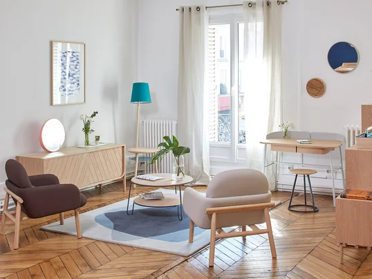 Der platzsparende Schreibtisch Victor von Hartô integriert sich wunderbar in den Wohnbereich. Ob als Ablagefläche oder Arbeitstisch - Victor ist multifunktional und sorgt für ein helles, natürliches Ambiente.