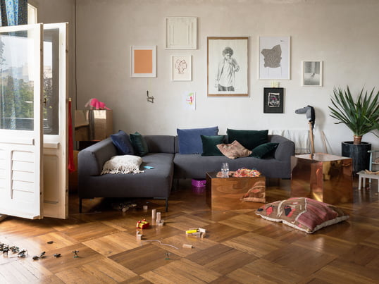 Die geraden Seiten und die leicht gewölbten Polsterungen laden zum Verweilen und Relaxen ein, während das modulare Sofa durch die filigranen Füße einen leichten Ausdruck bekommt.