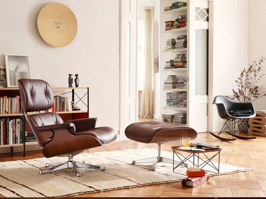 Der Lounge Chair von Vitra aus Leder stammt aus der Feder von Charles und Ray Eames. Die beiden Designer haben den bequemen Leder-Sessel für einen Freund entworfen.