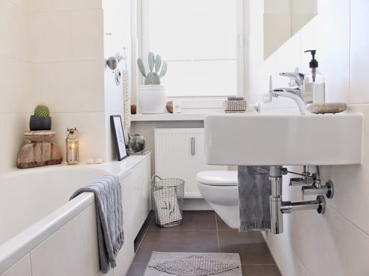 Die Badezimmer-Matte Diamond in Grau von Juna und die Diamond Handtücher in Grau von Juna runden das leichte Boho Flair bei Instagrammerin Rabobsen schön ab.