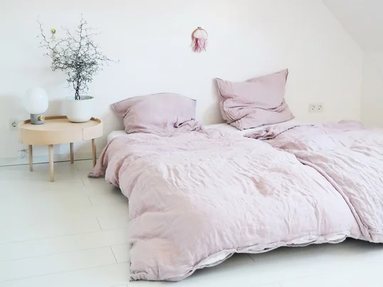 Im Schlafzimmer hat Julia Biersa von Juempati den Turning Table als Nachttisch und die JWDA Tischleuchte von Menu als Tischleuchte.