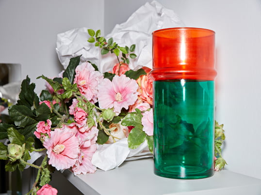 Die Marokkanische Vase von Hay in Grün und Rot bringt einen Hauch Exotik zum New Scandi Look.