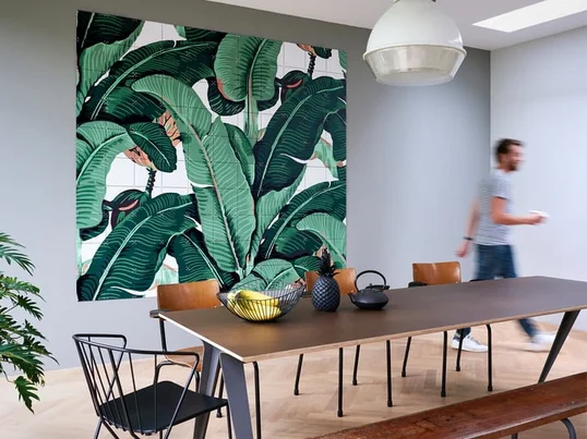 Banana Leaf aus der Grafik Kollektion von IXXI: Mit dem Banana Leaf Motiv von IXXI im XL Format holt man sich ein wenig Exotik in die eigenen vier Wände.