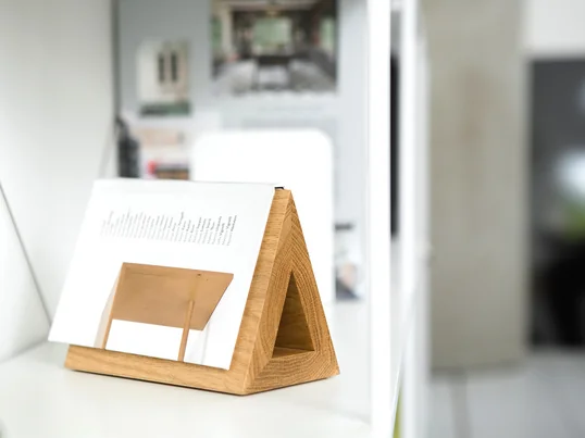 Praktische Buch-Accessoires wie Buchstützen und Lesezeichen im Design-Shop kaufen. Das Book Hook aus der Collection dient als praktische Ablage und originelles Lesezeichen für Ihr Buch.