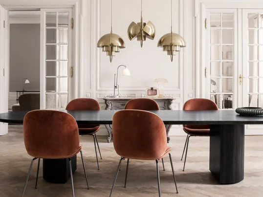 Werden die Schirmhälften der Multi-Lite Pendelleuchte von Gubi nach oben positioniert, entsteht klassisch nach unten gerichtetes Licht, das beispielsweise den Esstisch erhellt.