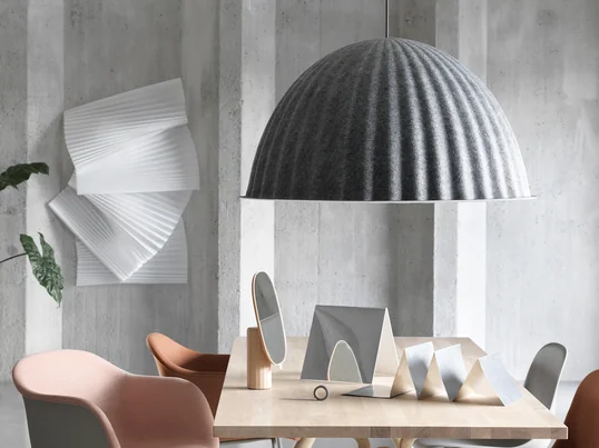 Ob Leuchten, Möbel oder Wohnaccessoires, die Produkte des Herstellers Muuto lassen sich wunderbar kombinieren und verbreiten skandinavisches Flair in jedem Raum.