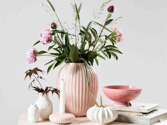 Die Hammershøi Vasen von Hans-Christian Bauer für Kähler Design in der Ambienteansicht. Üppige, exotische Blumen machen sich besonders gut in der Vase. Der Kerzenhalter fügt sich hervorragend in die Serie ein.
