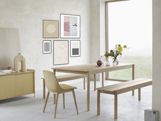 Der Linear Wood Esstisch von Muuto zeichnet sich durch seine schlichte, elegante Formsprache aus. Mit der reduzierten Form und skandinavischem Charme bringt er Ruhe in jeden Essbereich.