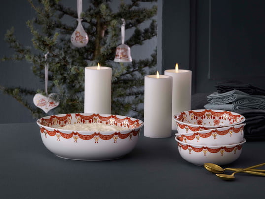 Das Geschirr, zu dem ein Becher, Schalen in verschiedenen Größen und ein Teller gehören, besteht aus Porzellan und die Motive werden per Hand appliziert. Das Weihnachtsgeschirr von Bjørn Wiinblad ist NICHT spülmaschinenfest.