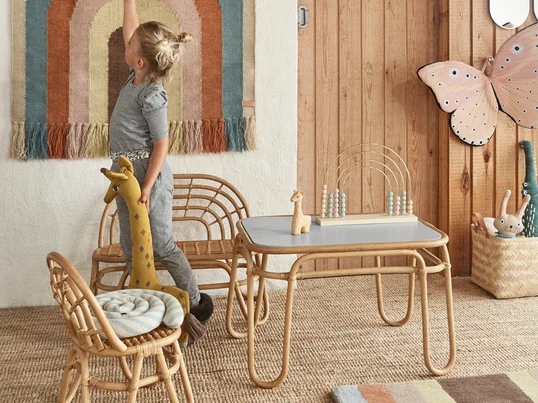 Rainbow Serie von OYOY in der Ambienteansicht. Mit dem Stuhl, der Bank und dem Tisch aus der Rainbow Serie erhalten die Kinder ihre ganz eigene Sitzecke im Wohnzimmer.