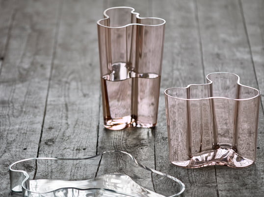 Die Savoy Vase bildet mit ihren charakteristischen Formen den Grundpfeiler der Alvar Aalto Kollektion und ist in den verschiedensten Farben und Größen erhältlich.