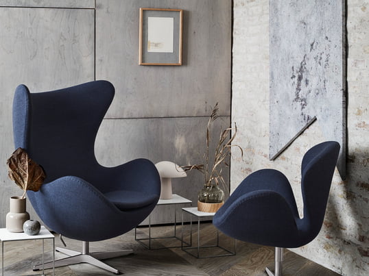 Der Ei Sessel und der Schwan Sessel von Fritz Hansen in der Ambienteansicht. Mit dem Fritz Hansen Colours Bezug in einem schönen Blau überzeugen beide Sitzgelegenheiten garantiert.