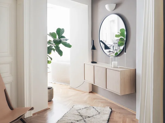 Das Muuto Stacked Regal in Esche dekoriert den Flur von Svenja Brücker vom Interior Blog Traumzuhause. Das Regalsystem passt hervorragend auch in schmale Flure - funktional und stylisch.