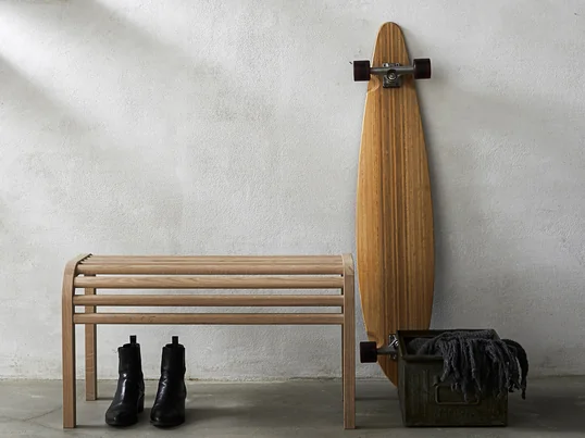 Die B1 Bank von Andersen Furniture in der Ambienteansicht. Sie eignet sich besonders gut für den Eingangsbereich neben dem Schuhregal oder der Garderobe.