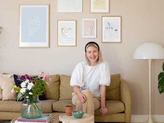 Die One Line Face Poster von artvoll lassen sich stilsicher mit der halbkugelförmigen Panthella Stehleuchte und dem Indskud Tray Table von Skagerak im Wohnzimmer kombinieren.