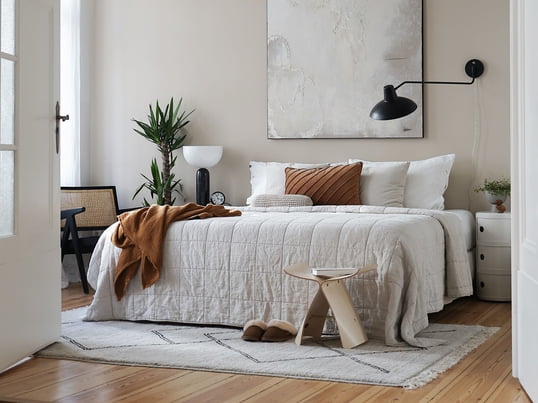 Mit einem großem Bett, mit gemütlichen Textilien wie Kissen, Decken und einem großen Teppich und verschiedenen Lichtquellen schafft Influencerin Viktoria (@tthese_beautiful_thingss) ein modernes und gemütliches Schlafzimmer.