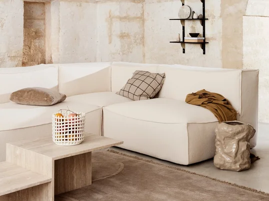 Das Catena Sofa von ferm Living in Baumwollweiß