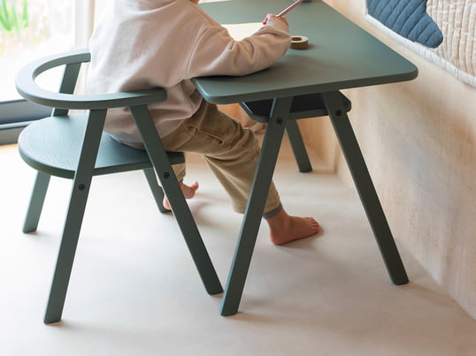 Der rote Kinderstuhl, designt von Arne Jacobsen, ist leicht, stapelbar und neben weiteren Lackfarben in der Ausführung in Buche erhältlich. Die Sitzhöhe des vierbeinigen Stuhls ist auf Kindergröße abgestimmt.