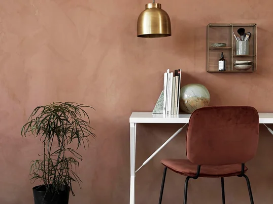 Am Esstisch im Wohnzimmer kann der Comma Samt-Stuhl von House Doctor in rostrot gut mit anderen Stühlen kombiniert werden und am Schreibtisch lockert Comma die Atmosphäre etwas auf.