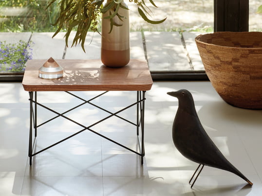Der Eames Occasional Table LTR von Vitra in der Ambienteansicht: Der Couchtisch kann mit Gegenständen dekoriert werden oder als Ablage neben Sofa und Sessel dienen.
