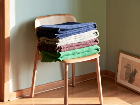 Die Mono Wolldecke von Hay in der Ambienteansicht: Die weiche Decke mit den verspielten Fransen ist ein echter Hingucker und sorgt für ausreichend Wärme an kalten Tagen.