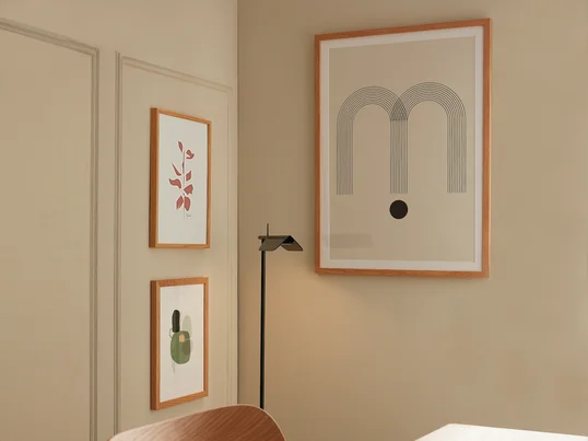 Das Arches Poster von artvoll in der Ambienteansicht: Das Poster vermischt weiche Farben mit geradlinigen Formen und schafft damit einen spannenden Kontrast an der Wohnwand.