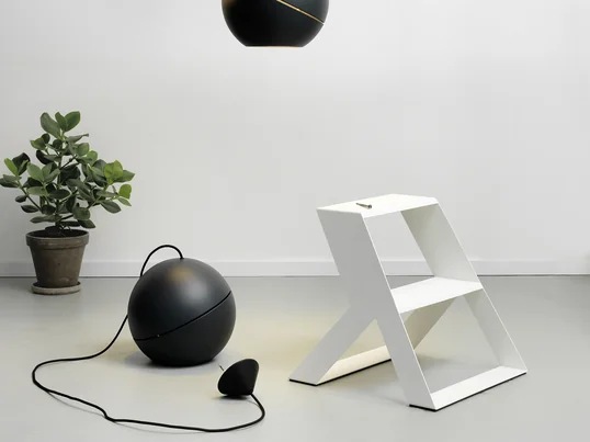 Die Split Step Trittleiter von Frederik Roijé in weiß in der Ambienteansicht. Die Trittleiter eignet sich bestens dazu Pendelleuchten an der Decke zu montieren.