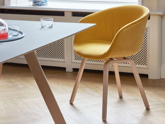 Durch seine schlichte Formsprache und das elegante Design fügt sich der gelbe AAC 23 Soft Polsterstuhl in jedes Ambiente ein. Das vierbeiniges Holzuntergestell, das einen zeitlosen, klassischen Ausdruck verleiht erzeugt eine warme Atmosphäre.