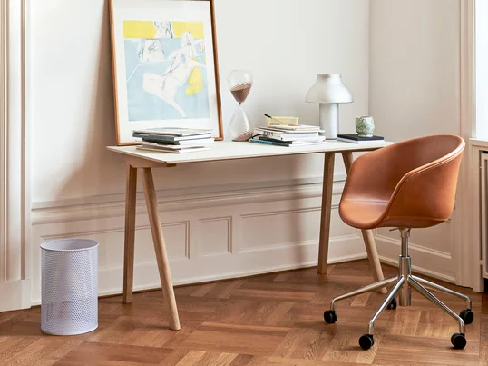 Der Pyramid Schreibtisch von Hay in der Ambienteansicht: Der industrielle Schreibtisch aus Holz und Stahl begeistert mit einem zeitlosen und rustikalem Charme im Arbeitszimmer.