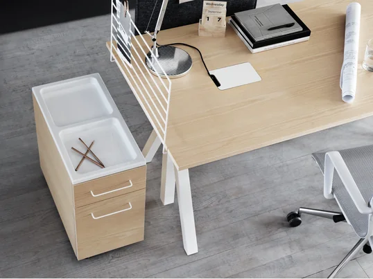 Der Works Schubladenschrank von String: Der Schubladenschrank ist besonders praktisch neben dem Schreibtisch, um Stifte, Mappen und andere Büroartikel griffbereit zu verstauen.
