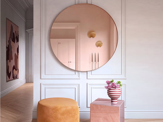 Der Circum Wandspiegel von AYTM in der Ambienteansicht: Der elegante Spiegel harmoniert perfekt mit der Varia Sculptural Vase und vergrößert den Flur optisch.