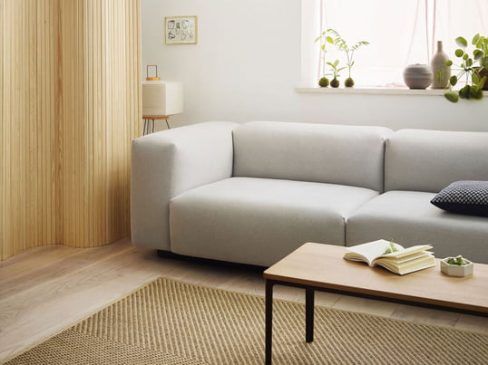 Das Soft Modular Sofa 3-Sitzer von Vitra in der Ambienteansicht. Mit den sanften Rundungen sorgt das Sofa für eine gemütliche Atmosphäre im Wohnbereich.