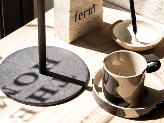 Der Inlay Steinzeug Becher mit Teller von ferm Living in der Ambienteansicht: Der Becher besticht durch sein großes marmorähnliches Muster, das jedes Stück zum Unikat macht. 